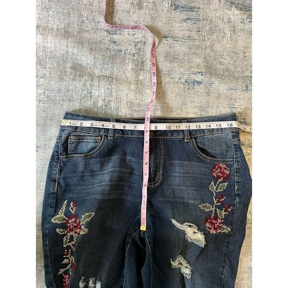 One 5 One Cross Stitch Embroidered Floral Distressed Cropped Jeans Size 14 - Picture 8 of 9
